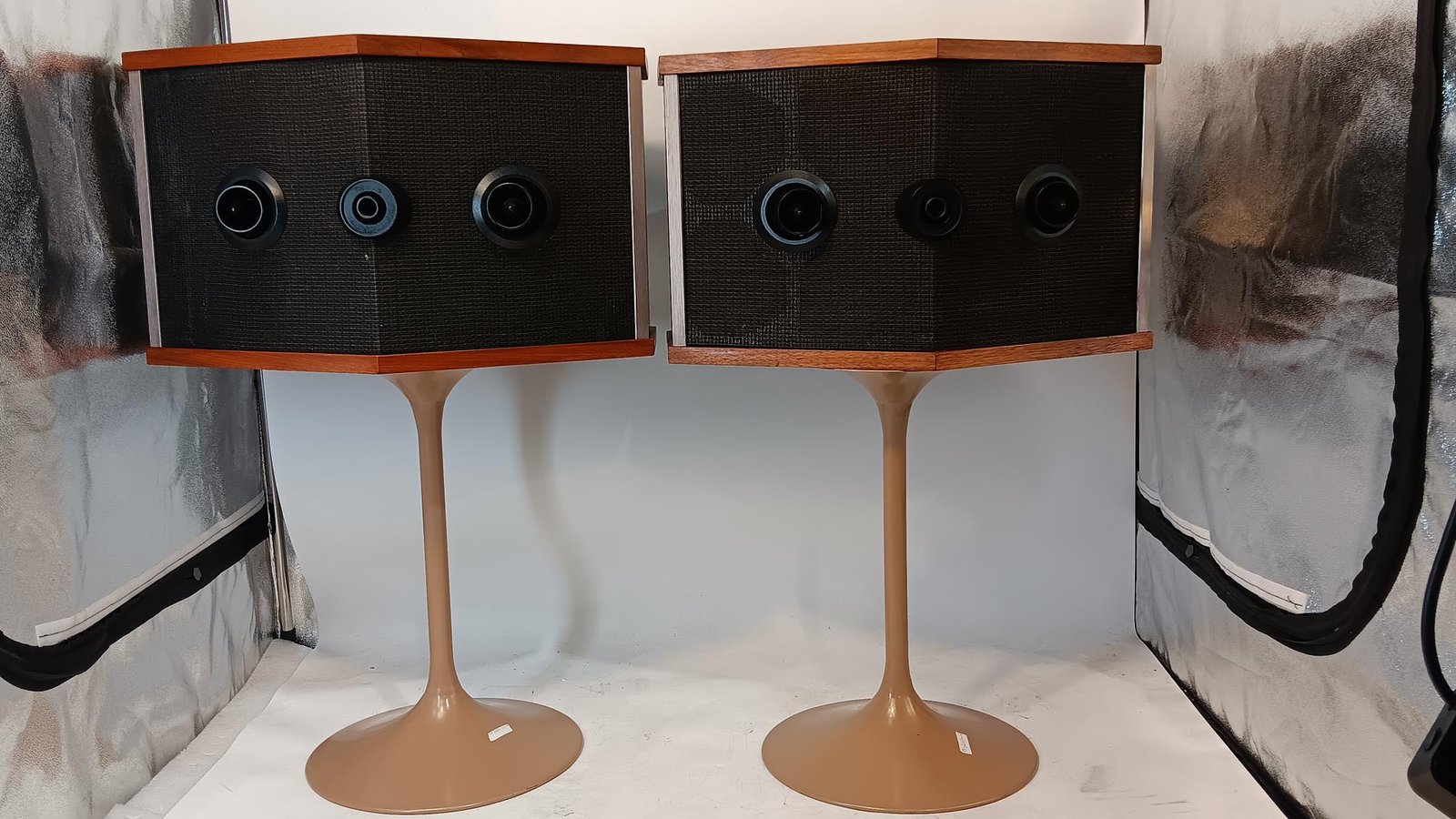 SUPERB BOSE 901 SERIES V SPEAKERS + STANDS – 1-YEAR WARRANTY