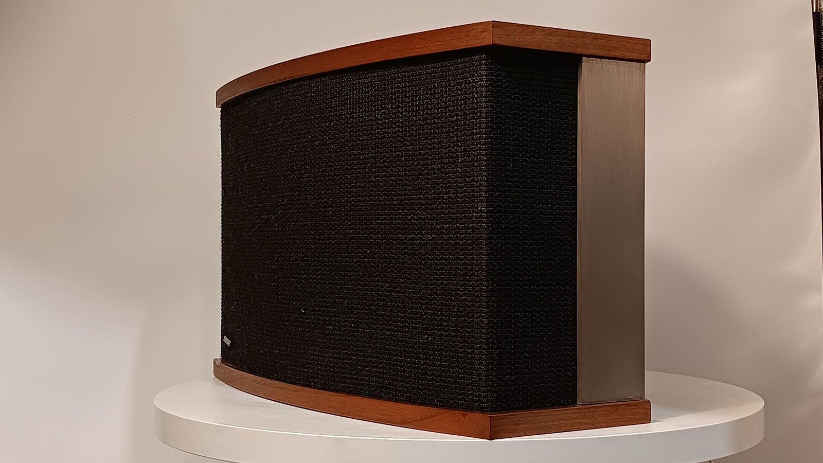 SUPERB BOSE 901 SERIES V SPEAKERS + STANDS – 1-YEAR WARRANTY