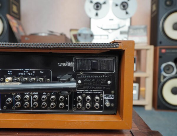 Outstanding Marantz 2252B Receiver-16
