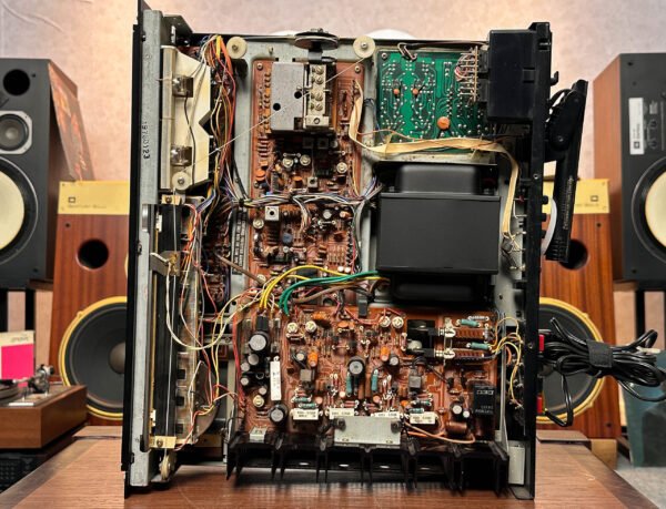Outstanding Marantz 2252B Receiver-13
