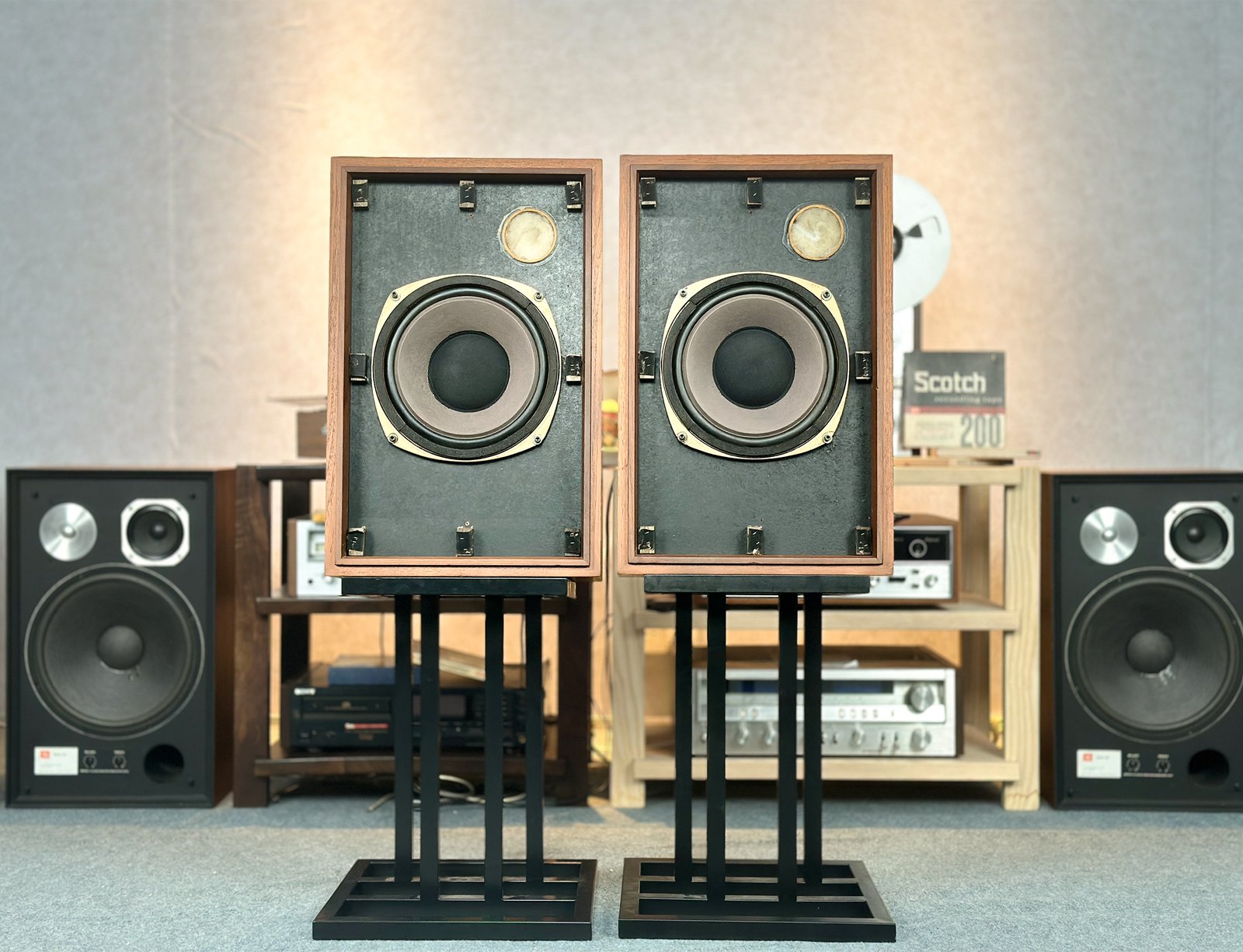 Outstanding Tannoy 295-8 Pair of Speakers Outstanding Tannoy 295-8 Pair of Speakers