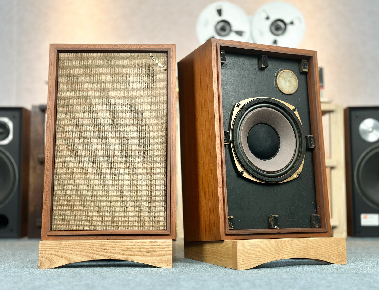Outstanding Tannoy 295-8 Pair of Speakers Outstanding Tannoy 295-8 Pair of Speakers