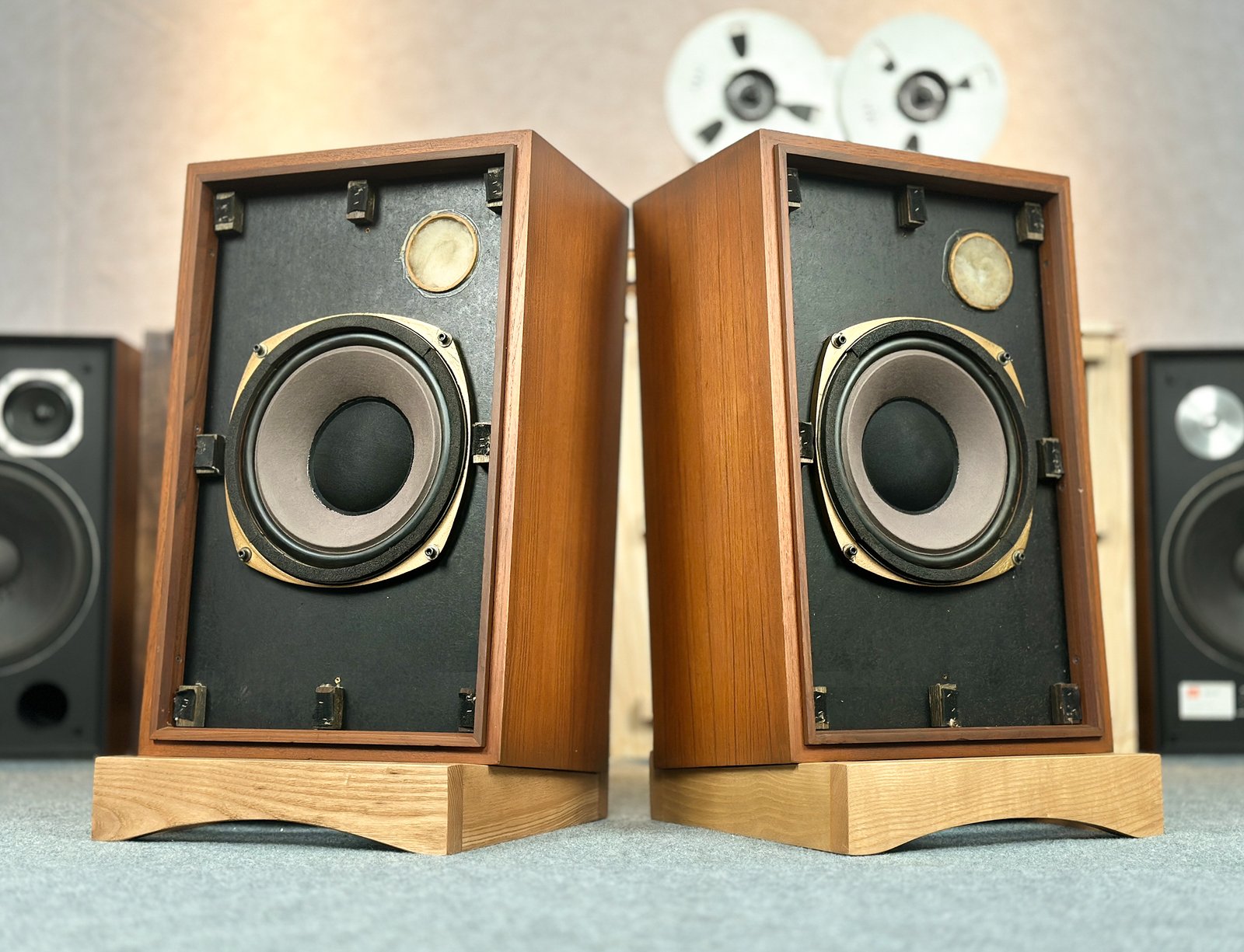 Outstanding Tannoy 295-8 Pair of Speakers Outstanding Tannoy 295-8 Pair of Speakers
