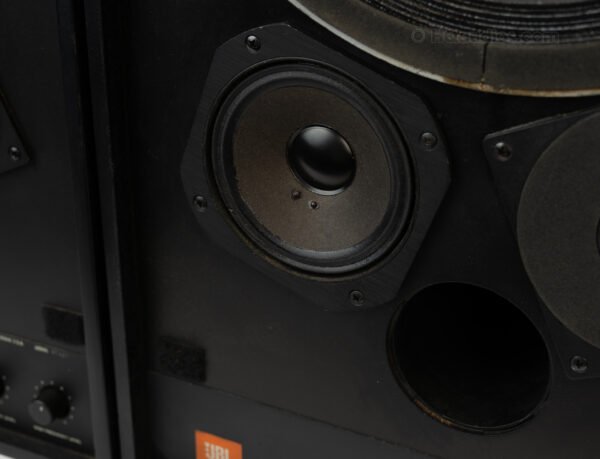 1thlc0516_jbl 4311b Speakers (1)