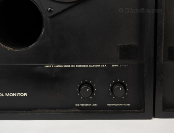 1thlc0516_jbl 4311b Speakers (12)