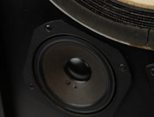 1thlc0516_jbl 4311b Speakers (17)