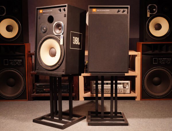 Jbl_4312a_speakers_2qe0076_